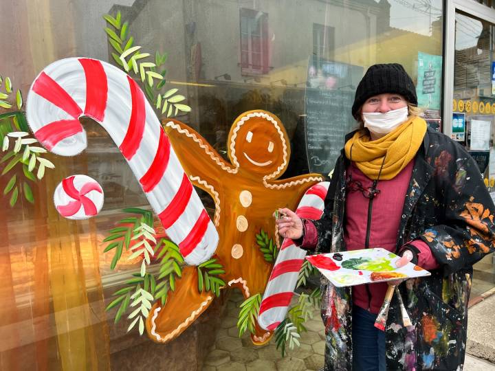 ZOOM | Des décorations de vitrines au pinceau !